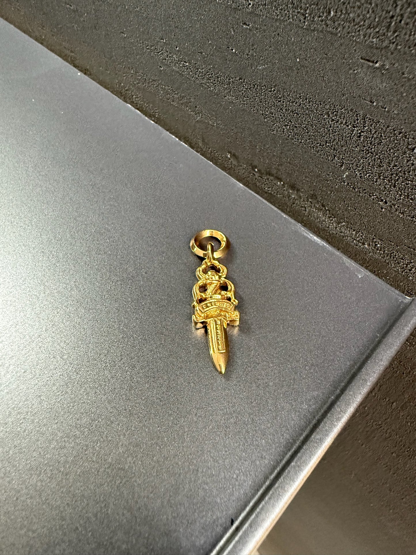 22k dagger pendant
