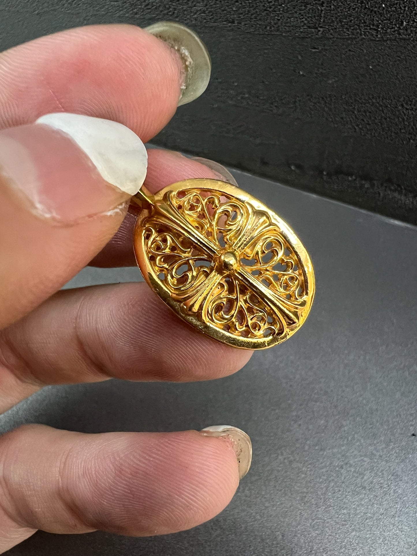 22k classic oval pendant