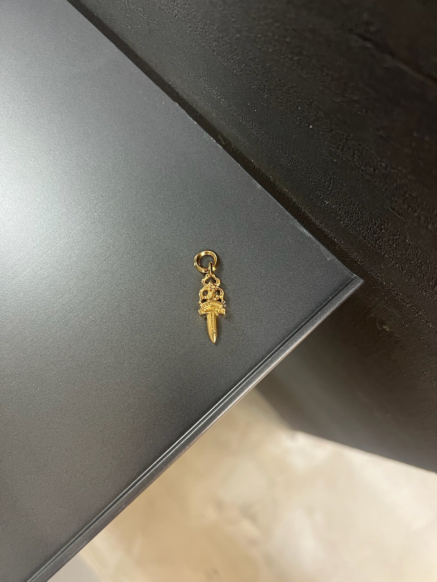 22k dagger pendant