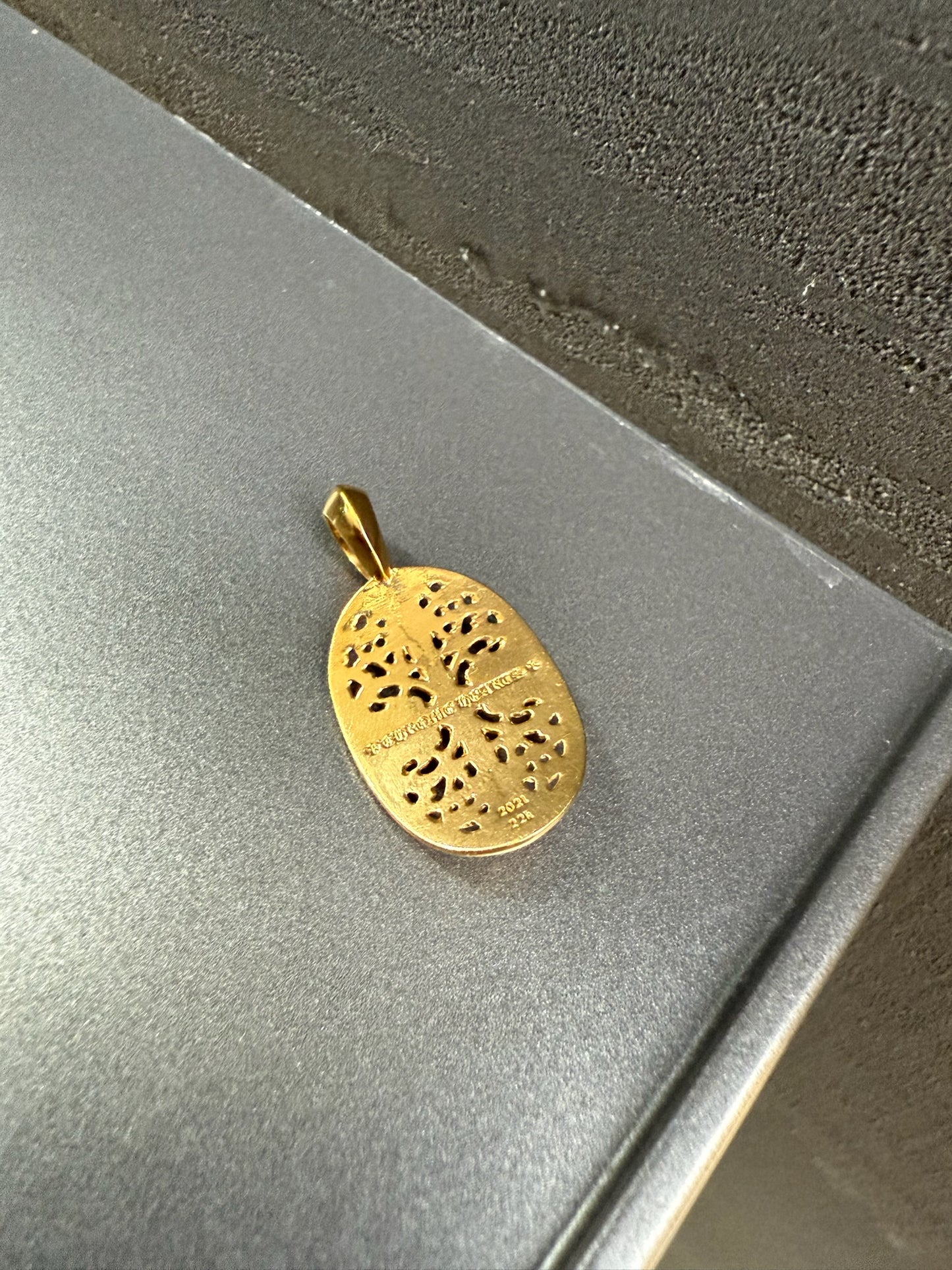 22k classic oval pendant