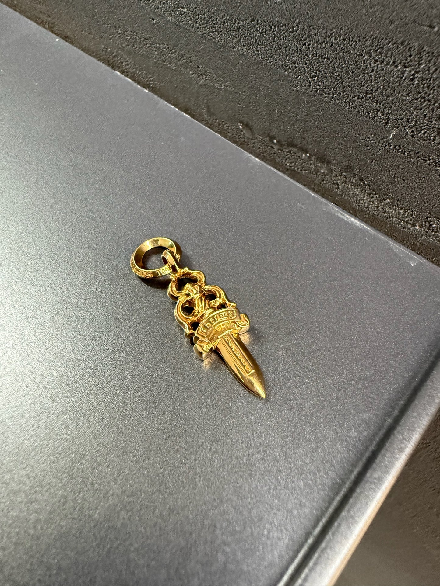 22k dagger pendant