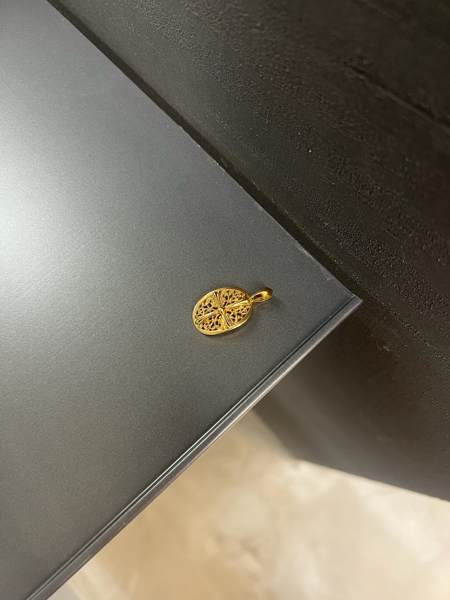 22k classic oval pendant