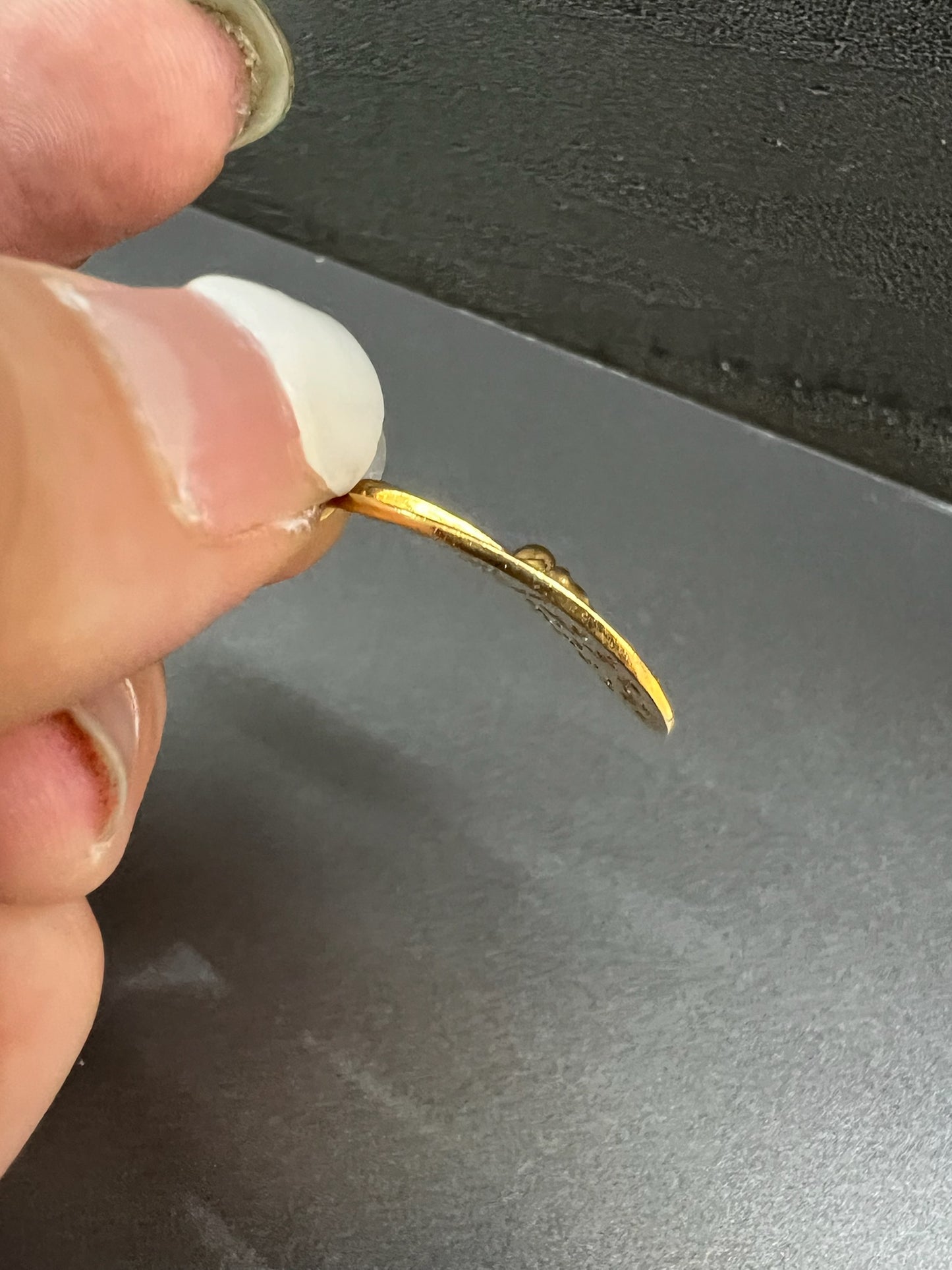 22k classic oval pendant