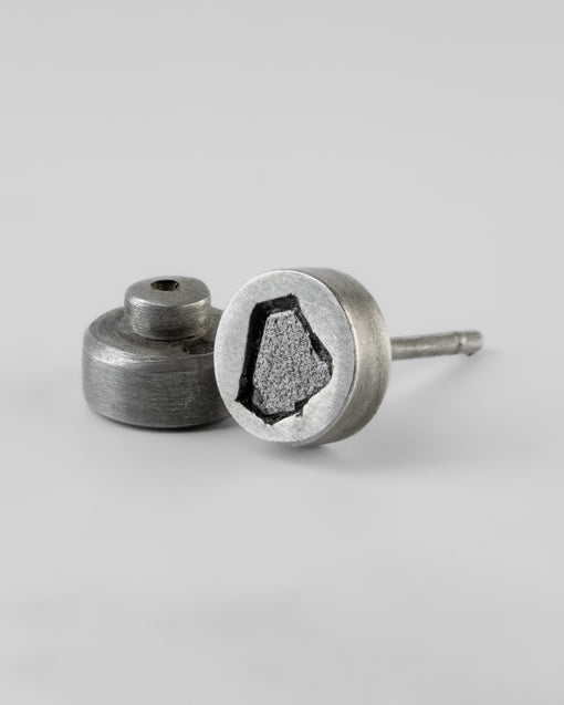 Parts of Four Tiny Stud Earring (0.1 CT, Black Diamond Fragment, DA+KFRDIA)