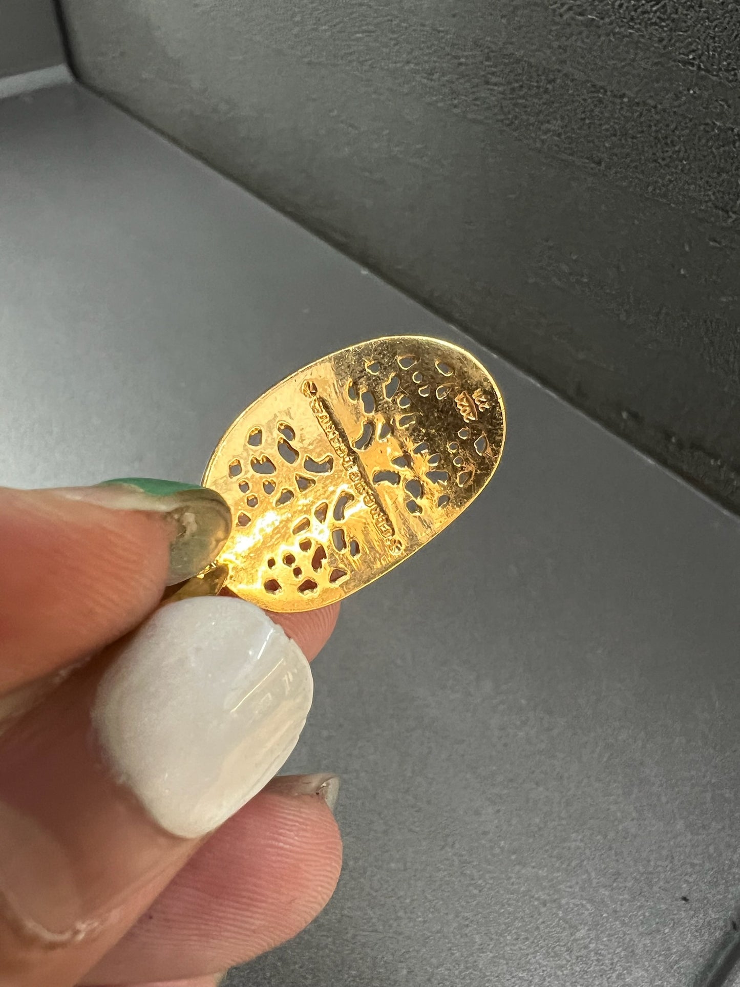 22k classic oval pendant
