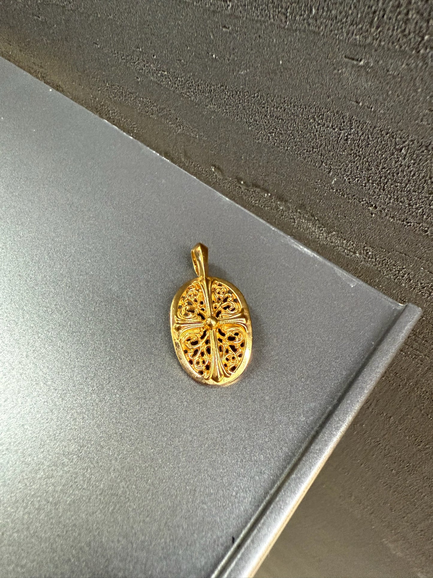 22k classic oval pendant