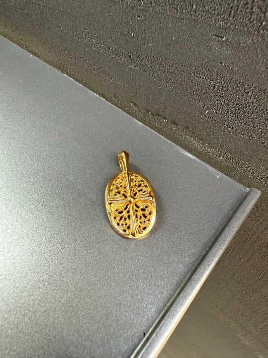 22k classic oval pendant